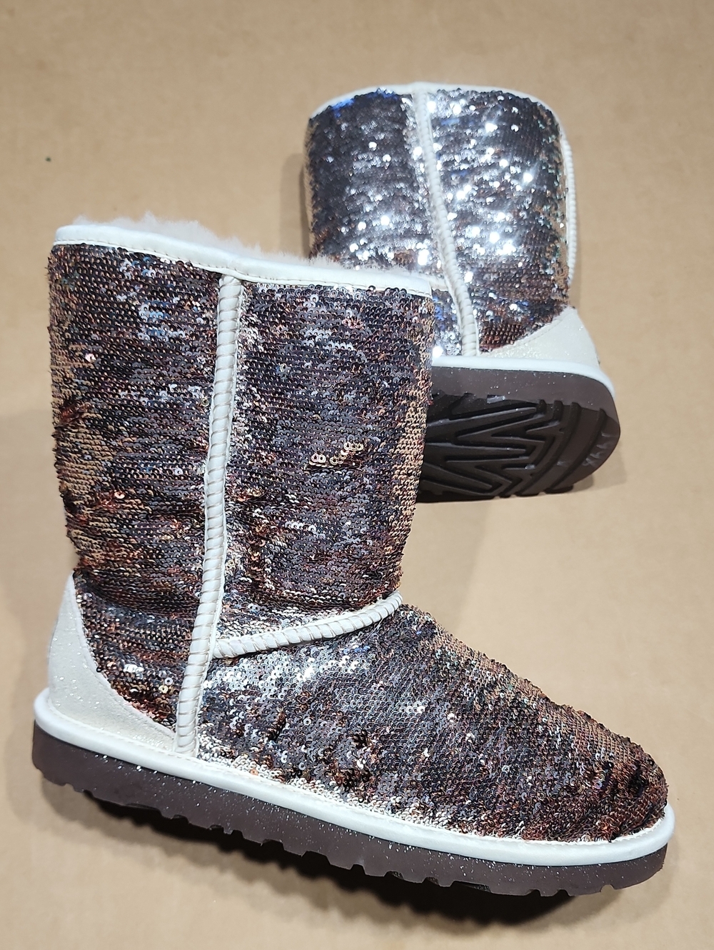 UGG AUSTRALIA WOMENS CLASSIC SHORT BOOTS SPARKLES SEQUIN BLING CHAMPAGNE Sz 6